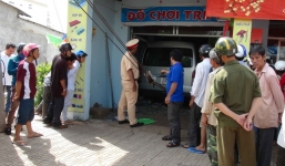 Video: Tài xế ôtô say xỉn tông sập nhà sách, bé trai 11 tuổi nhập viện